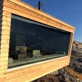 Cinque mini case in legno incastonate su una scogliera norvegese