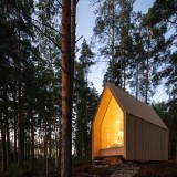 Una piccola capanna in legno a forma di chiesa sulle rive del lago più grande della Finlandia