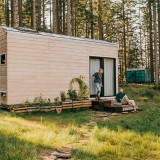 Una piccola casa prefabbricata in legno da portare ovunque
