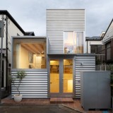 Questa mini casa prefabbricata a Tokyo unisce design e comfort in soli 50 m2