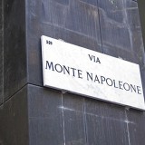 Via Monte Napoleone a Milano è ancora la via dello shopping più lussuosa, ma è crisi nel settore retail