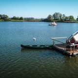 Tende galleggianti nel mezzo di un lago belga per un’esperienza unica