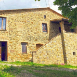 Uno splendido casale dove si produce vino a Montalcino è in vendita all’asta su idealista