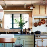 Un romantico chalet svizzero in California: scopriamo la casa di Anne Hathaway