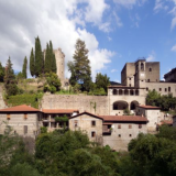 In vendita un borgo del X secolo con castello e azienda vinicola nelle colline toscane