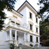 Una villa signorile che fonde antico e moderno in vendita per 1,45 mln