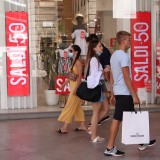 Al via i saldi estivi, sale a 200 euro la spesa media a famiglia