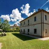 Una villa storica ristrutturata a Montepulciano in vendita per 2,18 milioni