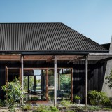 Una sorprendente casa di lusso con vetrate che sfidano i limiti della privacy