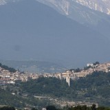 Un'immagine panoramica di Penne che si estende tra i colli