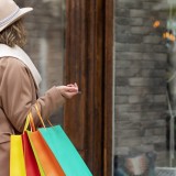 Donna felice davanti ad un negozio