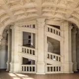 El Castillo de Chambord es una de las obras maestras del Renacimiento francés. Pero entre sus 440 habitaciones, 83 escaleras y 365 chimeneas, hay un elemento que lo convierte en un monumento único en el mundo: su escalera de doble hélice, atribuida al genio universal Leonardo da Vinci.