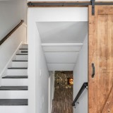 Una porta scorrevole in legno con struttura esterna
