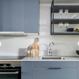 Il celeste polvere abbinato ad una cucina moderna