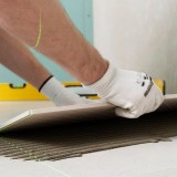 Applicazione di piastrelle al pavimento