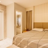 Design d'interni camera da letto con decorazioni moderne