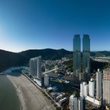 Yachthouse es un rascacielos ubicado en la ciudad brasileña de Balneário Camboriú proyectado por el estudio italiano Pininfarina.
