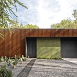 Situada en Austin (Texas), la Stealth House se presenta como un volumen hermético revestido íntegramente de acero cortén, sin una sola ventana hacia el exterior.