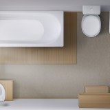 Bagno interno visto dall’alto con vasca, water, bidet, tazza e lavandino in ceramica con specchio