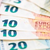 Primo piano di banconote da dieci e venti euro