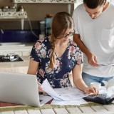 Coppia gestisce il budget in cucina
