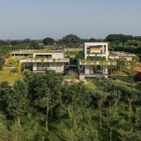 Situata a Muchintal (India), Antriya integra paesaggio, architettura e protezione grazie a un fossato che circonda la casa