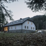 Borová Lada Cottage è una casa del XIX secolo ristrutturata con l'idea di integrare una nuova narrazione architettonica in cui il vecchio e il nuovo coesistono visibilmente