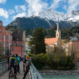 Ponte con vista su Innsbruck e le Alpi