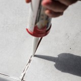 Riparare una mattonella con il silicone