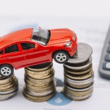 auto soldi e calcolatrice