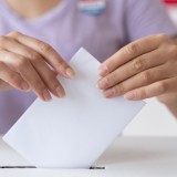 Persona che colloca la propria scheda elettorale nell’urna