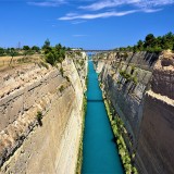 El Canal de Corinto es una infraestructura realizada en el siglo XIX para sortear el rodeo de la península del Peloponeso.