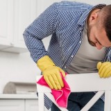 Pulizia di una sedia bianca