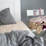 accumulare vestiti sulla sedia