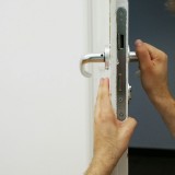 Controllo della maniglia di una porta