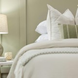 Camera da letto in verde tenue