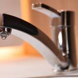 Rubinetto del condominio senz'acqua