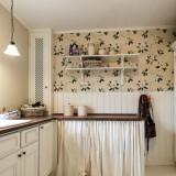 Una cucina con ripostiglio