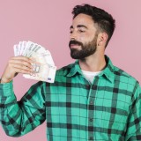 uomo con banconote euro