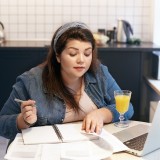 Ragazza espressiva mentre studia