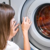 Chiusura dell'oblò di una lavatrice