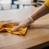 Un panno giallo passato su una superficie