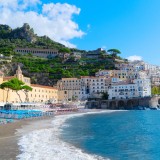Inquadratura panoramica di una cittadina costiera italiana
