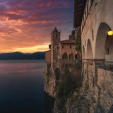 L’eremo sospeso sul Lago Maggiore: orari, costi e perché vale