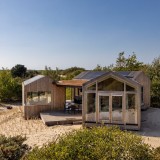 La Duinhuis o Casa de las dunas está situada sobre las dunas de Ouddorp, en la isla de Goeree-Overflakkee.