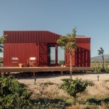 The Root è una casa vacanze prefabbricata e mobile immersa tra uliveti e vigneti sull'isola di Zante