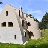 Lo Xalet del Catllaràs fu costruito tra il 1901 e il 1908 per ospitare gli ingegneri incaricati dell'installazione delle miniere di carbone nella zona