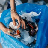 Un sacco di rifiuti aperto
