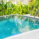 Una piscina con acqua limpida
