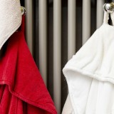 accappatoi appesi in bagno